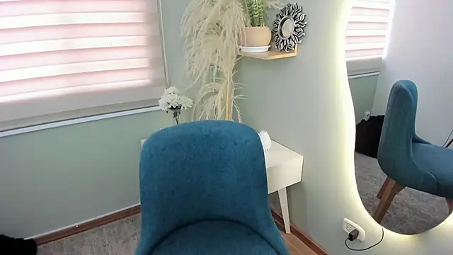 julieta evans  online show from November 6, 2025, 9:48 pm