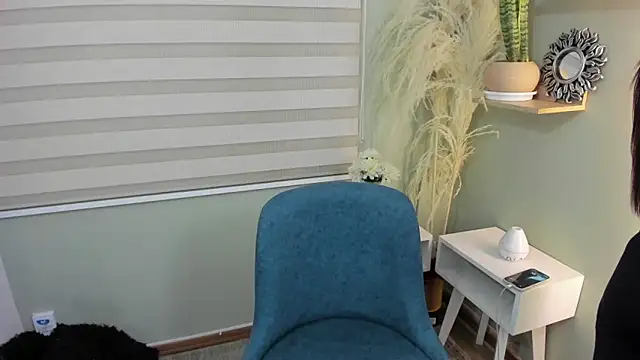 julieta evans  online show from November 7, 2025, 11:16 pm