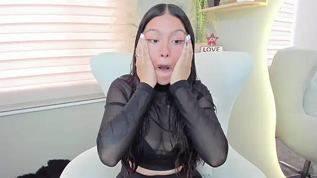 julieta evans  online show from November 25, 2025, 9:48 pm