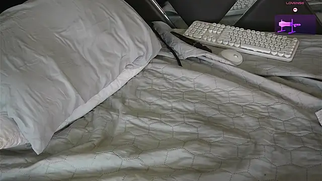 charlotte 01 online show from March 13, 2025, 5:22 am