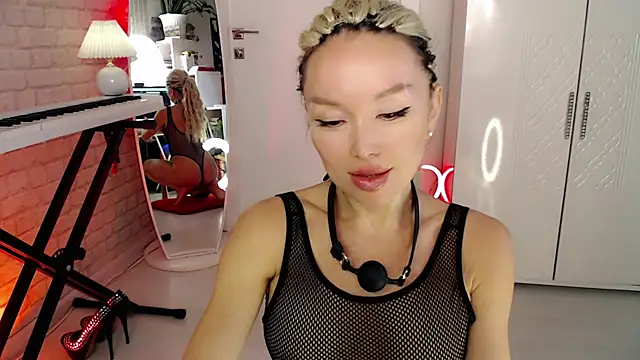 WhiteBunny online show from November 6, 2025, 2:18 pm