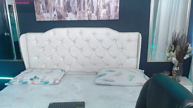 LiaVillalobos online show from September 22, 2025, 12:40 pm