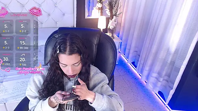 LiaVillalobos online show from November 28, 2025, 1:03 pm