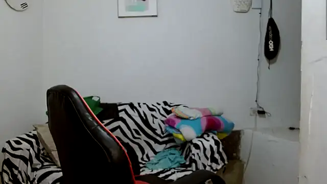 angelamarie1 online show from April 7, 2026, 10:48 am