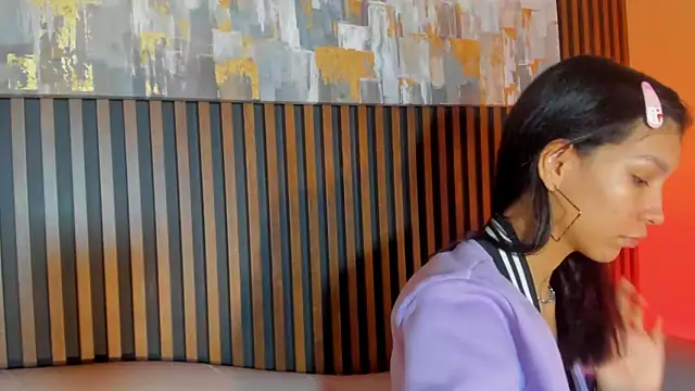 LauraAristizabal online show from December 20, 2025, 12:23 pm