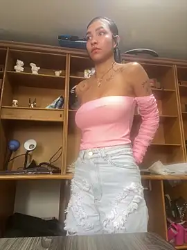 LauraAristizabal online show from April 23, 2026, 12:29 pm