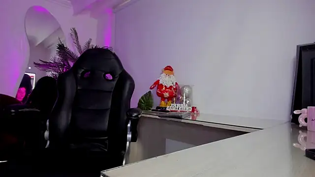 Snapshot of Meghan320 chatting on December 2, 2025, 11:37 am Meghan320 online show from December 2, 2025, 11:37 am