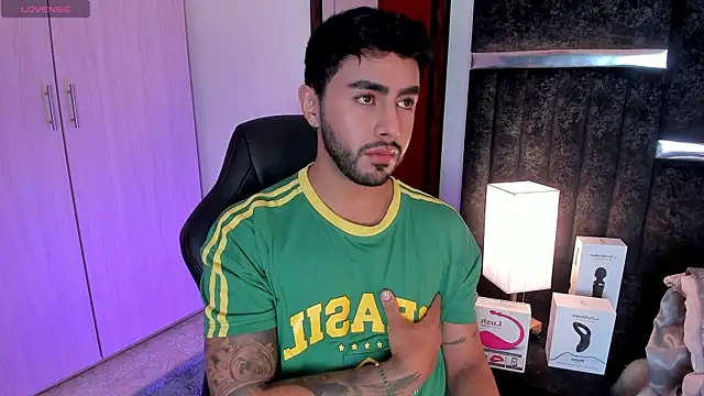 Snapshot of ItsMeEros chatting on February 5, 2025, 10:33 pm ItsMeEros online show from February 5, 2025, 10:33 pm