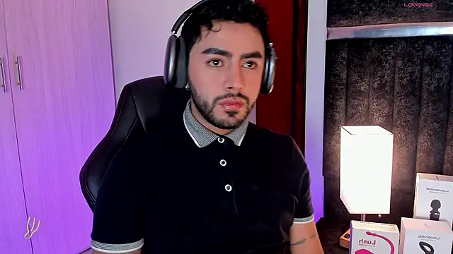 Snapshot of ItsMeEros chatting on February 8, 2025, 10:51 pm ItsMeEros online show from February 8, 2025, 10:51 pm