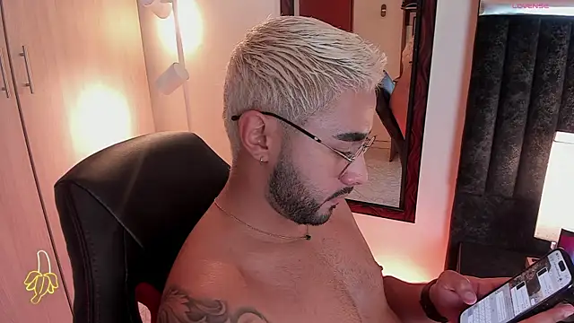 Snapshot of ItsMeEros chatting on September 10, 2025, 10:32 pm ItsMeEros online show from September 10, 2025, 10:32 pm