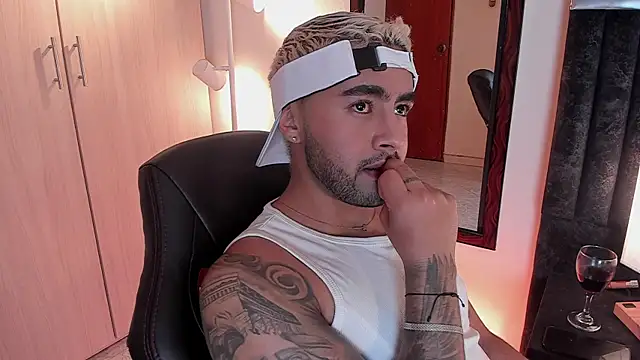 Snapshot of ItsMeEros chatting on September 24, 2025, 11:41 pm ItsMeEros online show from September 24, 2025, 11:41 pm