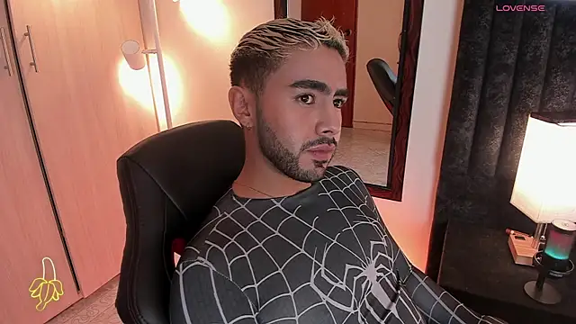 Snapshot of ItsMeEros chatting on October 11, 2025, 9:35 pm ItsMeEros online show from October 11, 2025, 9:35 pm