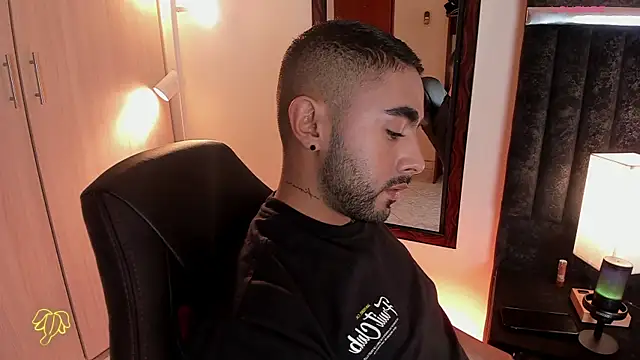 Snapshot of ItsMeEros chatting on November 3, 2025, 11:04 pm ItsMeEros online show from November 3, 2025, 11:04 pm