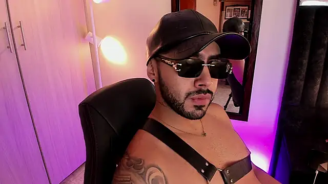 Snapshot of ItsMeEros chatting on November 18, 2025, 8:02 pm ItsMeEros online show from November 18, 2025, 8:02 pm