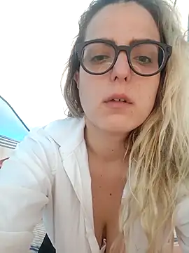 dolcehelena993 online show from April 21, 2026, 1:28 pm