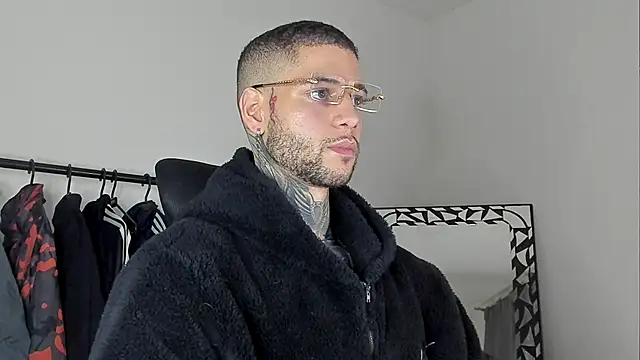  jamesleandros1 online show from November 9, 2025, 2:10 am