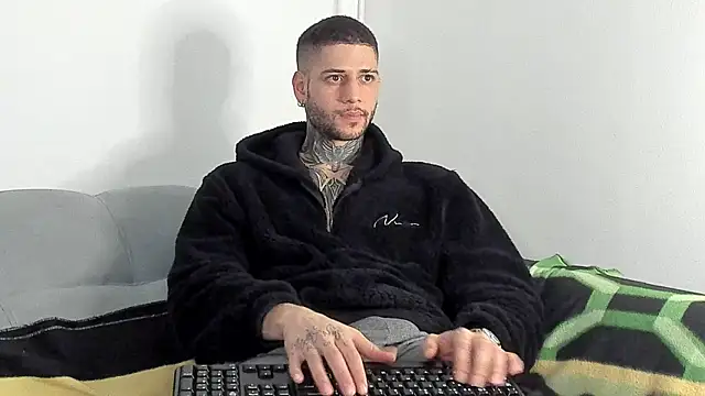  jamesleandros1 online show from November 28, 2025, 12:41 pm