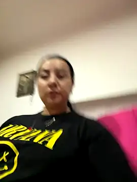 Abril Luv online show from November 3, 2025, 12:57 am