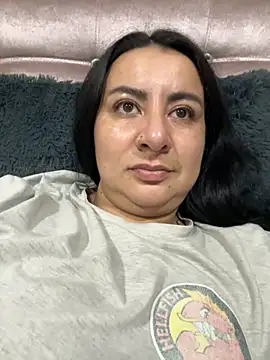 Abril Luv online show from November 25, 2025, 1:27 am