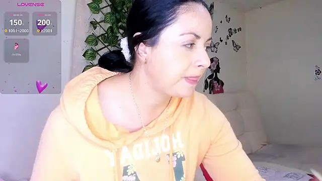 Juli Castillo8 online show from November 7, 2025, 1:11 pm