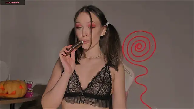 Amelia Lein online show from October 31, 2025, 9:05 pm