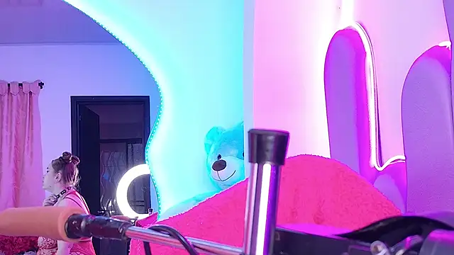 NathaxaLeans online show from April 18, 2026, 11:47 am