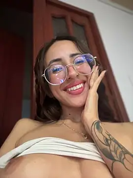 Snapshot of lauravasquez chatting on March 17, 2025, 4:43 pm lauravasquez online show from March 17, 2025, 4:43 pm