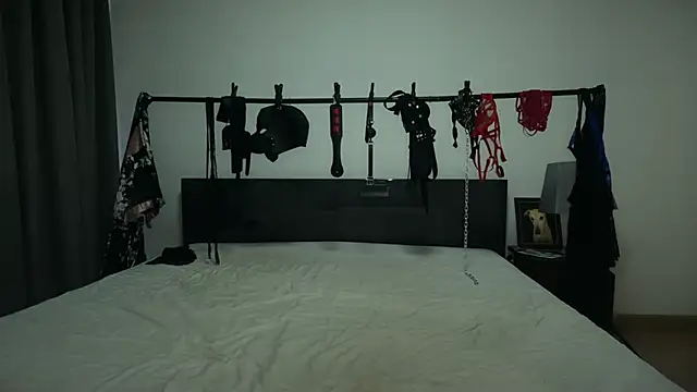 claudiacvc95 online show from December 5, 2025, 4:43 am