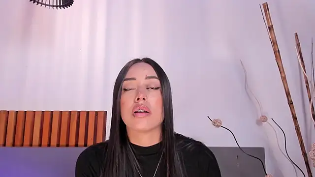 NoraDasilva online show from March 31, 2026, 1:07 am