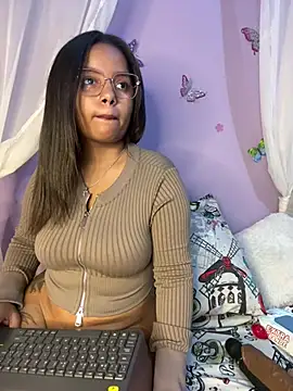 Snapshot of Aleja_DANS chatting on April 24, 2026, 8:06 am Aleja DANS online show from April 24, 2026, 8:06 am