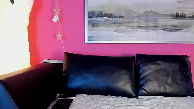 Snapshot of Tiffanysurez_ chatting on November 5, 2025, 8:20 pm Tiffanysurez online show from November 5, 2025, 8:20 pm