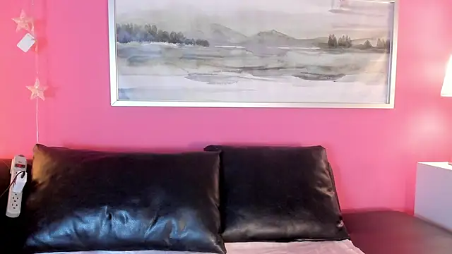 Snapshot of Tiffanysurez_ chatting on November 21, 2025, 9:02 pm Tiffanysurez online show from November 21, 2025, 9:02 pm