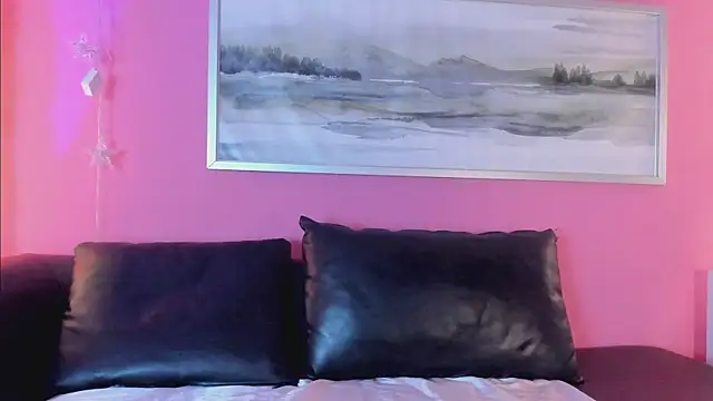 Snapshot of Tiffanysurez_ chatting on November 28, 2025, 8:33 pm Tiffanysurez online show from November 28, 2025, 8:33 pm