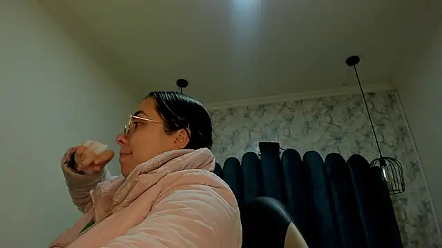 nalalye cruzz  online show from November 6, 2025, 3:18 am