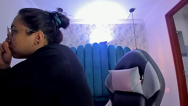 nalalye cruzz  online show from December 21, 2025, 2:41 am