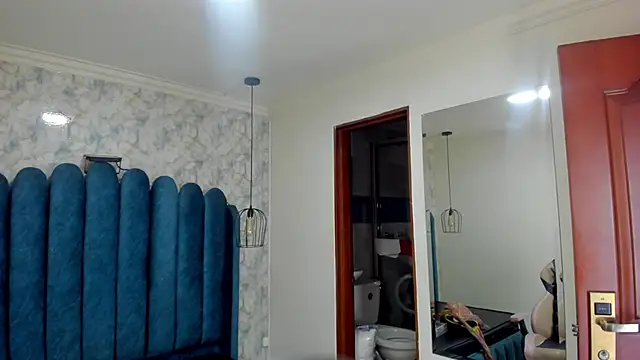 nalalye cruzz  online show from April 10, 2026, 3:01 am