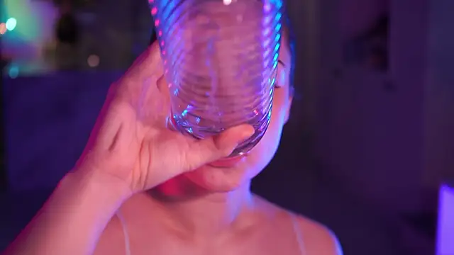 VixenMia online show from March 7, 2026, 4:20 am