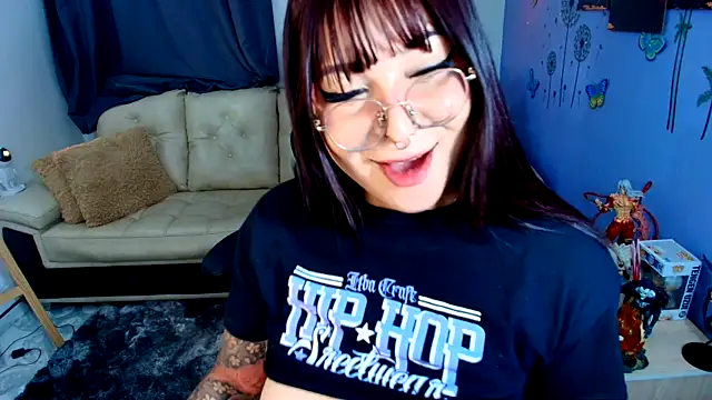 Snapshot of SweetIsabella_x chatting on May 13, 2026, 5:05 am SweetIsabella x online show from May 13, 2026, 5:05 am