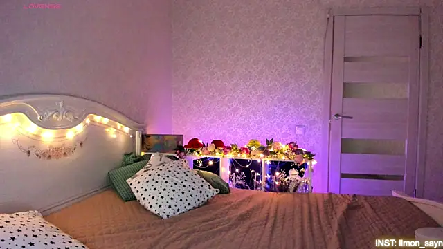 LillyMoure  online show from April 18, 2026, 11:16 pm