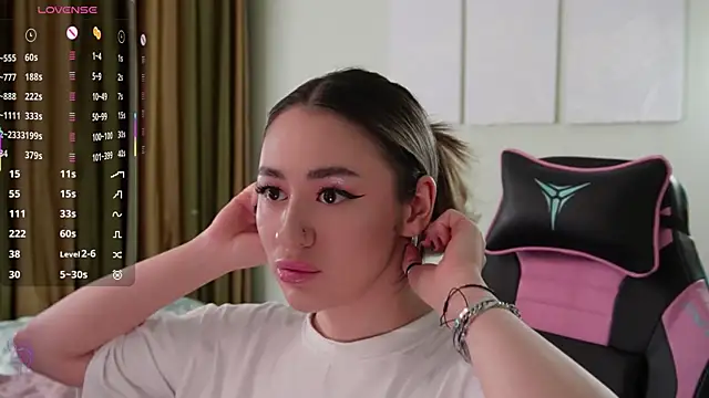 Fiona-Love online show from November 5, 2025, 3:23 pm