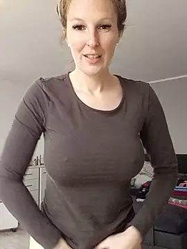 Snapshot of MaviePearl chatting on February 2, 2025, 11:30 am MaviePearl online show from February 2, 2025, 11:30 am