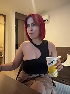 zafiro mo0n online show from January 6, 2025, 10:37 pm