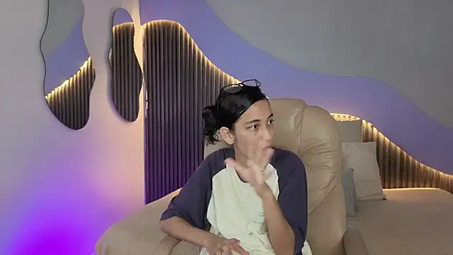 hot little bunny online show from April 21, 2026, 9:06 pm