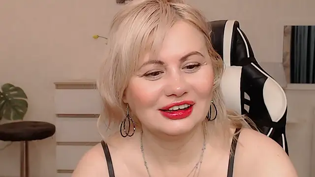 Snapshot of Lola_Richie chatting on October 12, 2025, 5:50 am Lola Richie online show from October 12, 2025, 5:50 am