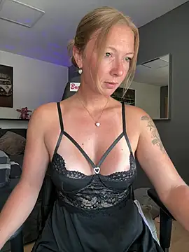 BunnyDiamond1 online show from July 10, 2026, 11:35 am