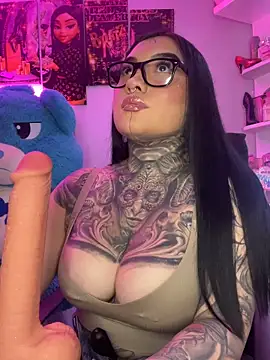 CloeeBeckam online show from April 18, 2026, 5:22 am