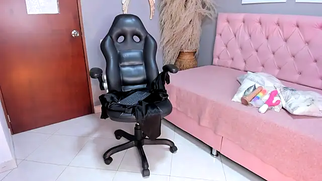 Anahi falcon online show from March 3, 2026, 7:42 pm