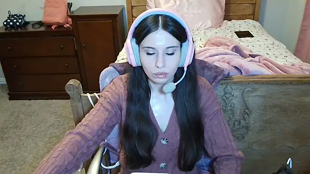 alisonfields online show from December 1, 2025, 1:38 pm