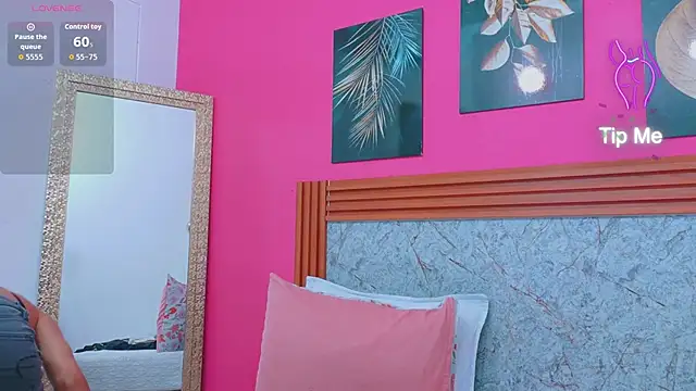 littlee emilyy  online show from April 6, 2026, 12:39 pm