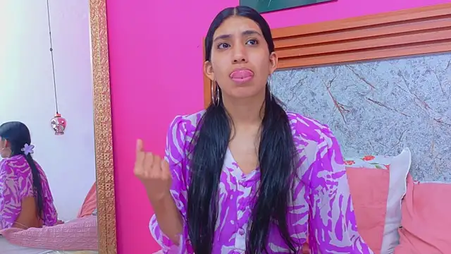 Snapshot of littlee_emilyy_ chatting on April 29, 2026, 5:30 pm littlee emilyy online show from April 29, 2026, 5:30 pm